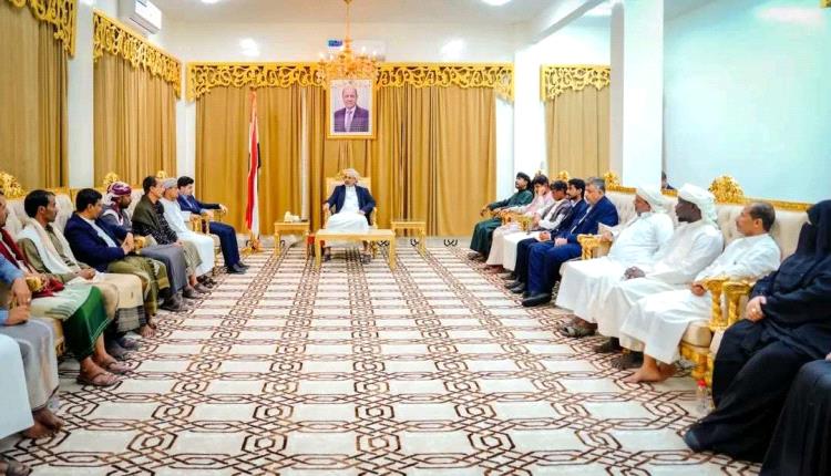 الزُبيدي يعد أبناء المهرة بالتمكين السياسي لمحافظتهم