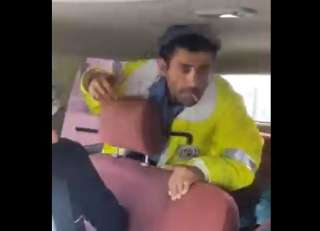 شاهد .. شرطي مرور في ذمار يعتدي على مغترب عائد لقضاء رمضان في اليمن وينهبه بالقوة