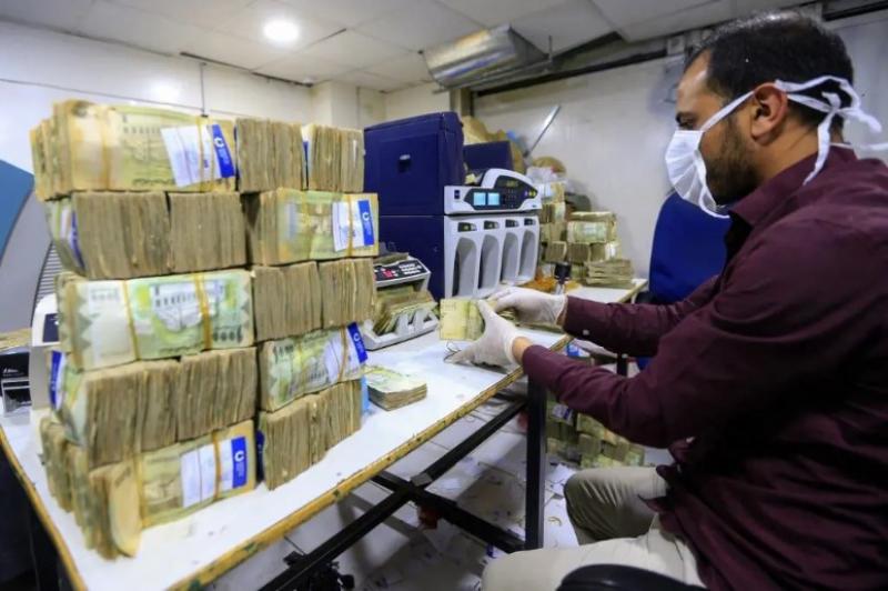 انهيار جنوني للريال اليمني وارتفاع خيالي لأسعار الدولار والريال السعودي وعمولة الحوالات من عدن إلى صنعاء